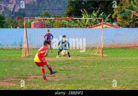 Jungen, die Fußball, Vinales, Pinar del Rio Provinz, Kuba spielen Stockfoto