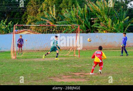 Jungen, die Fußball, Vinales, Pinar del Rio Provinz, Kuba spielen Stockfoto