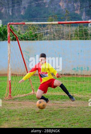 Jungen, die Fußball, Vinales, Pinar del Rio Provinz, Kuba spielen Stockfoto