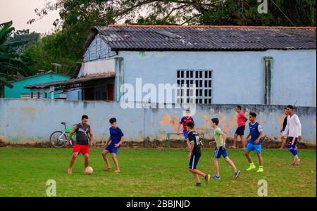 Jungen, die Fußball, Vinales, Pinar del Rio Provinz, Kuba spielen Stockfoto