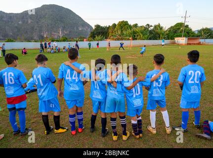 Jungen, die Fußball, Vinales, Pinar del Rio Provinz, Kuba spielen Stockfoto