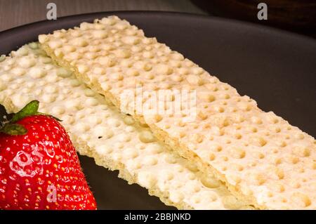 Frische Erdbeere und diabetische Diät-Knirschen - knusprige Waffelknusprenbrot aus Weizen, Textur Stockfoto