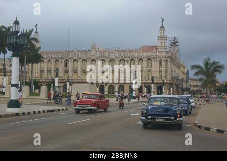 Oldtimer vor dem Gran Teatro, Havanna, Kuba Stockfoto