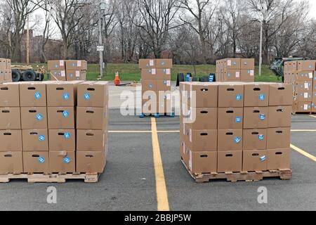 März 2020, Cleveland, Ohio, USA. Die größere Drive-Thru-Speisekammer der Cleveland Ohio Food Bank diente einer beispiellosen Anzahl von Menschen. Über einen Zeitraum von vier Stunden wurden in der Lebensmittelverteilung ca. 2.765 Familienanfälle angeboten, was 6.636 Personen entspricht, von denen 36 % zuvor noch nie in einer Notaufnahme waren. Laut der Greater Cleveland Food Bank haben sie in ihrer 40-jährigen Geschichte nie so viel Essen gegeben. Die Zahlen der letzten Wochen waren so hoch, dass sie den Standort in das Muni Lot verschoben, wo es von der Food Bank, der Ohio National Guard, der Ohio Military Reserve und der Cleveland Police besetzt wurde Stockfoto