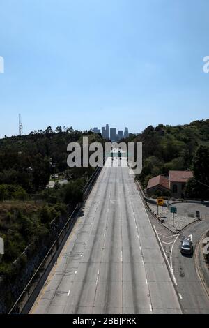 Los Angeles, CA/USA - 25. März 2020: Der Hafenfreiweg, der in die Innenstadt von Los Angeles führt, ist während der Quarantäne des Coronavirus desertiert Stockfoto