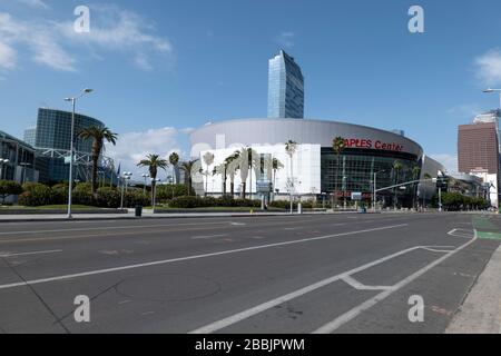 Los Angeles, CA/USA - 29. März 2020: Die Figueroa Street ist verlassen vor dem geschlossenen Staples and Convention Center während der Quarantäne des Coronavirus Stockfoto