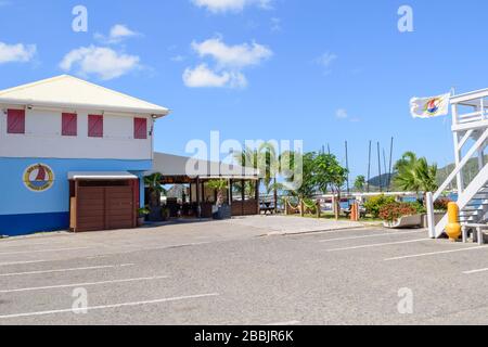 Leerer Parkplatz an der Sint Maarten Yacht Club Bar & Restaurant während der Schließung der Covid-19-Pandemie Ende März 2020 Stockfoto