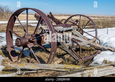 Nahaufnahme der Stahlwagenräder, die auf einem Feld in Saskatchewan aufgegeben wurden Stockfoto