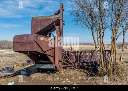 Wymark, SK, Kanada - 30. März 2020: Mähdrescher vom Typ Massey-Harris, die in einem Feld in Saskatchewan, Kanada, aufgegeben wurden Stockfoto