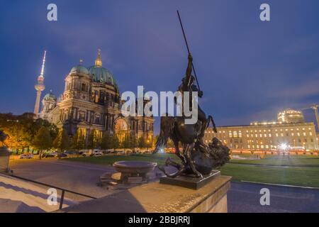 Ein Nachtblick auf die Museumsinsel in Berlin Stockfoto