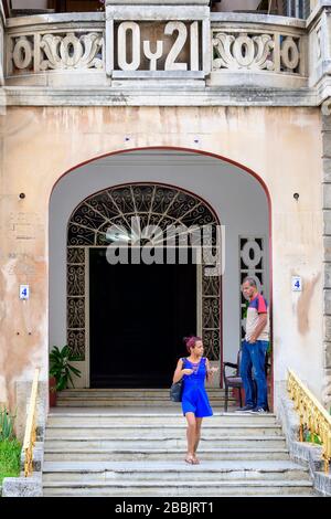 Frau und Mann in dekorativer Türöffnung, Vedado, Havanna, Kuba Stockfoto