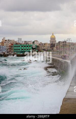 Stürmischer Tag weht Wellen über Malecon, Centro, Havanna, Kuba Stockfoto