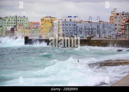 Stürmischer Tag weht Wellen über Malecon, Centro, Havanna, Kuba Stockfoto