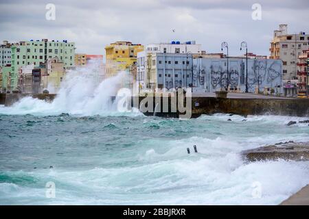 Stürmischer Tag weht Wellen über Malecon, Centro, Havanna, Kuba Stockfoto