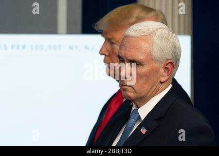 Washington DC, USA. März 2020. 31. März 2020 - Washington, DC, Vereinigte Staaten: Vizepräsident der Vereinigten Staaten Mike Pence und Präsident der Vereinigten Staaten Donald J. Trump nehmen an einem Nachrichten-Briefing von Mitgliedern der Coronavirus Task Force im Weißen Haus Teil. Gutschrift: Chris Kleponis/Pool über CNP /MediaPunch Credit: MediaPunch Inc/Alamy Live News Stockfoto