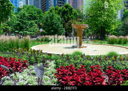 Springbrunnen im Washington Square Park in Chicago, umgeben von Pflanzen und Blumen Stockfoto