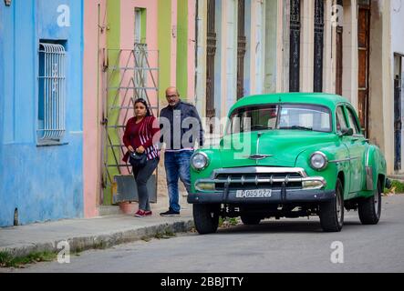 Alter Chevrolet und Passing Paar, Havanna, Kuba Stockfoto