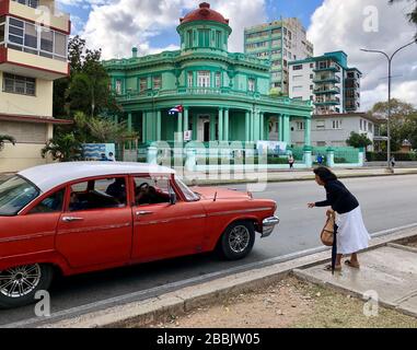 Frau hagelt eine Fahrt im collectivo Taxi, Vedado, Havanna, Kuba Stockfoto
