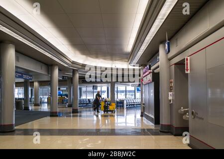 Der O'Hare International Airport in Chicago, einst einer der meistfrequentierten Flughäfen der USA, ist aufgrund der Coronavirus COVID-19-Pandemie inzwischen völlig leer. Stockfoto