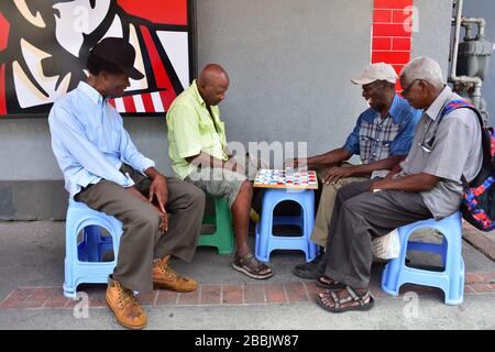 Männer, die ein Spiel der Drafts/Checkers in Bridgetown Barbados spielen Stockfoto