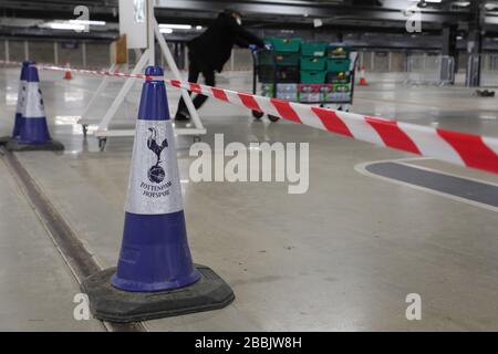 (200401) - London, 1. April 2020 (Xinhua) - ein Freiwilliger liefert Lebensmittel an einen Verteilerknotenpunkt in der Tiefgarage am Tottenham Hotspur Stadium in London, Großbritannien, 31. März 2020. Der Verteilerknotenpunkt wurde von der Wohltätigkeitsorganisation Eßable London eingerichtet, die in Zusammenarbeit mit dem Haringey Council für die Verteilung von Lebensmitteln an schutzbedürftige Gruppen und Mitarbeiter des National Health Service (NHS) arbeitete. Die britische Regierung versucht weiterhin, den COVID-19-Ausbruch zu bekämpfen, während lokale Behörden, Gemeindegruppen und Wohltätigkeitsorganisationen sich bemühen, Lebensmittel für die am stärksten gefährdeten in der Gesellschaft bereitzustellen. (Foto von Tim Stockfoto