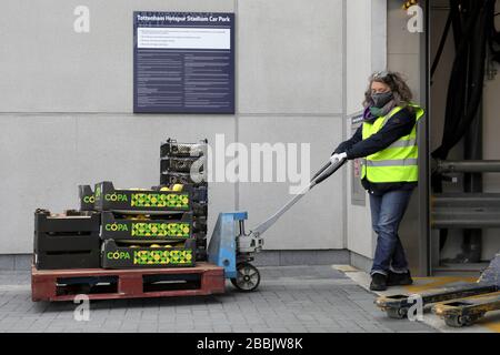 (200401) - London, 1. April 2020 (Xinhua) - ein Freiwilliger liefert Lebensmittel an einen Verteilerknotenpunkt in der Tiefgarage am Tottenham Hotspur Stadium in London, Großbritannien, 31. März 2020. Der Verteilerknotenpunkt wurde von der Wohltätigkeitsorganisation Eßable London eingerichtet, die in Zusammenarbeit mit dem Haringey Council für die Verteilung von Lebensmitteln an schutzbedürftige Gruppen und Mitarbeiter des National Health Service (NHS) arbeitete. Die britische Regierung versucht weiterhin, den COVID-19-Ausbruch zu bekämpfen, während lokale Behörden, Gemeindegruppen und Wohltätigkeitsorganisationen sich bemühen, Lebensmittel für die am stärksten gefährdeten in der Gesellschaft bereitzustellen. (Foto von Tim Stockfoto