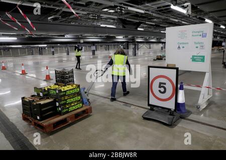 (200401) - London, 1. April 2020 (Xinhua) - ein Freiwilliger liefert Lebensmittel an einen Verteilerknotenpunkt in der Tiefgarage am Tottenham Hotspur Stadium in London, Großbritannien, 31. März 2020. Der Verteilerknotenpunkt wurde von der Wohltätigkeitsorganisation Eßable London eingerichtet, die in Zusammenarbeit mit dem Haringey Council für die Verteilung von Lebensmitteln an schutzbedürftige Gruppen und Mitarbeiter des National Health Service (NHS) arbeitete. Die britische Regierung versucht weiterhin, den COVID-19-Ausbruch zu bekämpfen, während lokale Behörden, Gemeindegruppen und Wohltätigkeitsorganisationen sich bemühen, Lebensmittel für die am stärksten gefährdeten in der Gesellschaft bereitzustellen. (Foto von Tim Stockfoto