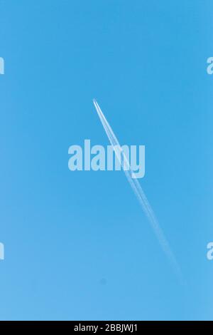 Blick auf den Düsenstrom, der von der Rückseite eines ausfahrenden Passierflugzeugs führt Stockfoto