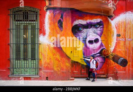Aufwendiges Wandgemälde von Noe Two von Zigarrenrauchgorilla, mit Schuljunge, Havanna Vieja, Kuba Stockfoto