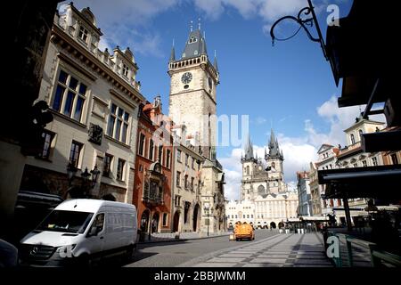 Prag. März 2020. Das am 31. März 2020 aufgenommene Foto zeigt den Blick auf den leeren Altstädter Ring in Prag, Tschechien. Am Dienstagabend gab es in Tschechien 3.257 bestätigte Fälle von COVID-19 mit 45 Erholungen und 31 Todesfällen. Credit: Dana Kesnerova/Xinhua/Alamy Live News Stockfoto