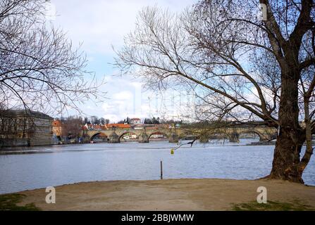 Prag. März 2020. Das am 31. März 2020 aufgenommene Foto zeigt den Blick auf das leere Ufer der Moldau in Prag, Tschechien. Am Dienstagabend gab es in Tschechien 3.257 bestätigte Fälle von COVID-19 mit 45 Erholungen und 31 Todesfällen. Credit: Dana Kesnerova/Xinhua/Alamy Live News Stockfoto