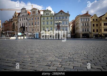 Prag. März 2020. Das am 31. März 2020 aufgenommene Foto zeigt den Blick auf den leeren Altstädter Ring in Prag, Tschechien. Am Dienstagabend gab es in Tschechien 3.257 bestätigte Fälle von COVID-19 mit 45 Erholungen und 31 Todesfällen. Credit: Dana Kesnerova/Xinhua/Alamy Live News Stockfoto