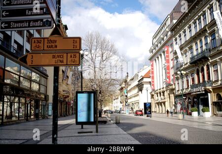 Prag. März 2020. Das am 31. März 2020 aufgenommene Foto zeigt den Blick auf eine fast leere Straße in Prag, Tschechien. Am Dienstagabend gab es in Tschechien 3.257 bestätigte Fälle von COVID-19 mit 45 Erholungen und 31 Todesfällen. Credit: Dana Kesnerova/Xinhua/Alamy Live News Stockfoto