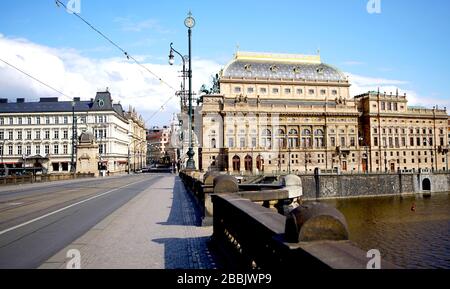 Prag. März 2020. Das am 31. März 2020 aufgenommene Foto zeigt den Blick auf eine leere Straße in der Nähe des Nationaltheaters in Prag, Tschechien. Am Dienstagabend gab es in Tschechien 3.257 bestätigte Fälle von COVID-19 mit 45 Erholungen und 31 Todesfällen. Credit: Dana Kesnerova/Xinhua/Alamy Live News Stockfoto