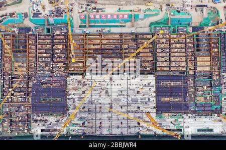 Peking, China. März 2020. Das Luftbild vom 25. März 2020 zeigt die Baustelle des Bahnhofs Xiongan der Intercity-Eisenbahn Beijing-Xiongan in Xiongan New Area, der nordchinesischen Provinz Hebei. Kredit: Mu Yu/Xinhua/Alamy Live News Stockfoto