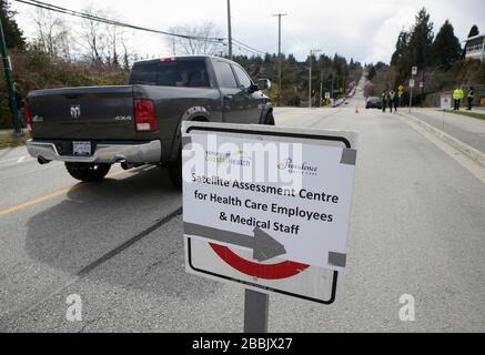 Vancouver, Kanada. März 2020. Ein Schild, das die Richtung einer COVID-19-Teststelle für die Mitarbeiter des Gesundheitswesens zeigt, ist in Vancouver, Kanada, am 31. März 2020 zu sehen. Mehrere Satellitenstandorte rund um die Städte betreiben 7 Tage die Woche und bieten einen Drive-Through-COVID-19-Test an. Kredit: Liang Sen/Xinhua/Alamy Live News Stockfoto