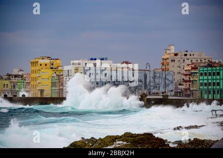 Stürmischer Tag weht Wellen über Malecon, Centro, Havanna, Kuba Stockfoto