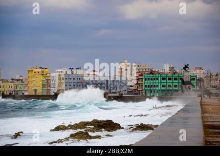 Stürmischer Tag weht Wellen über Malecon, Centro, Havanna, Kuba Stockfoto