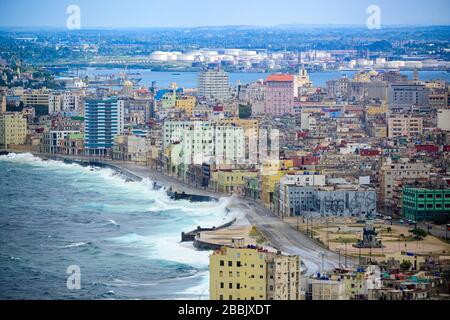 Stürmischer Tag weht Wellen über Malecon, Centro, Havanna, Kuba Stockfoto