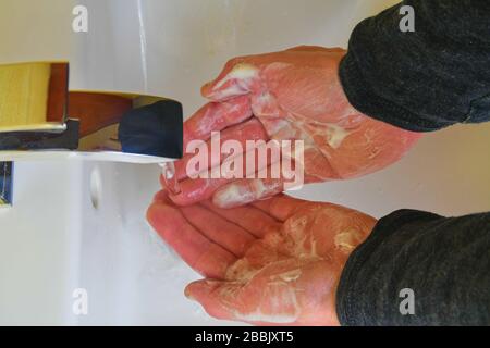 Nahaufnahme. Mann wascht seine Hände im Badezimmer. Lifestyle-Konzept. Stockfoto