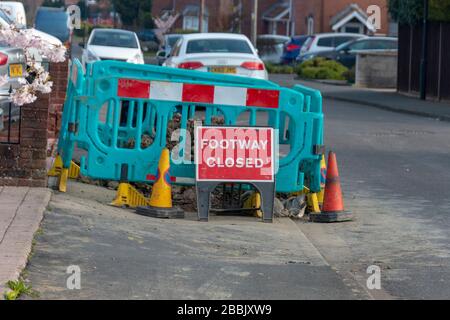 Bristol-März 2020-England-eine Nahaufnahme eines Warnzeichens, um zu sagen, dass der Fußraum aufgrund von Renervationen und Straßenarbeitern geschlossen wurde Stockfoto