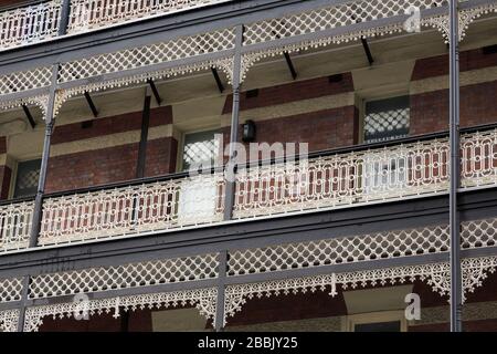 Balkone an der Ann Street, Brisbane, Queensland, Australien Stockfoto