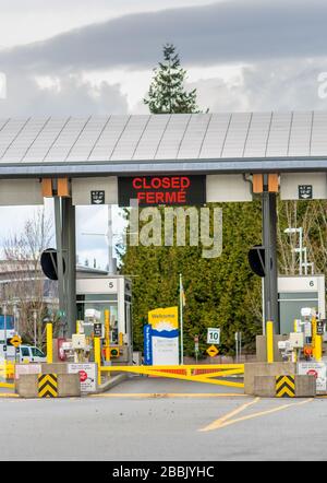 Surrey, Kanada - 29. März 2020: Leere Inspektionsstationen am geschlossenen Friedensbogen Kanadischer Grenzeingang während des Coronavirus Covid-19-Ausbruchs Stockfoto