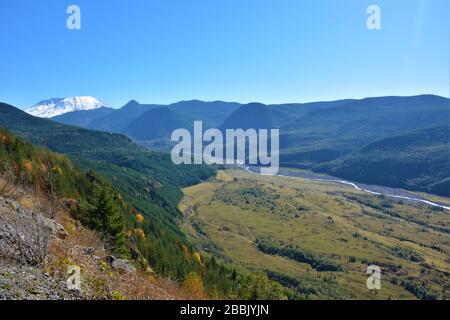 Flüsse und Täler, die vom Mt St Helens und Spirit Lake fließen, von der Route 504 aus gesehen, Cowlitz County, Washington State, USA. Stockfoto