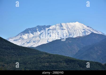 Die verschneiten Hänge des Mt St Helens im Oktober, von der Route 504 aus gesehen, Cowlitz County, Washington State, USA. Stockfoto