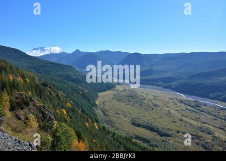 Flüsse und Täler, die vom Mt St Helens und Spirit Lake fließen, von der Route 504 aus gesehen, Cowlitz County, Washington State, USA. Stockfoto