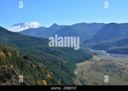 Flüsse und Täler, die vom Mt St Helens und Spirit Lake fließen, von der Route 504 aus gesehen, Cowlitz County, Washington State, USA. Stockfoto