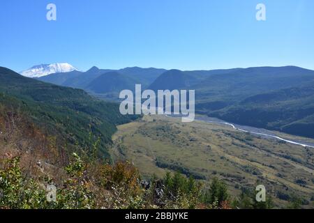 Flüsse und Täler, die vom Mt St Helens und Spirit Lake fließen, von der Route 504 aus gesehen, Cowlitz County, Washington State, USA. Stockfoto