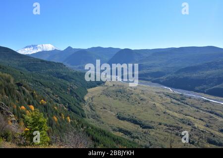 Flüsse und Täler, die vom Mt St Helens und Spirit Lake fließen, von der Route 504 aus gesehen, Cowlitz County, Washington State, USA. Stockfoto