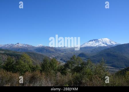 Flüsse und Täler, die vom Mt St Helens und Spirit Lake fließen, von der Route 504 aus gesehen, Cowlitz County, Washington State, USA. Stockfoto